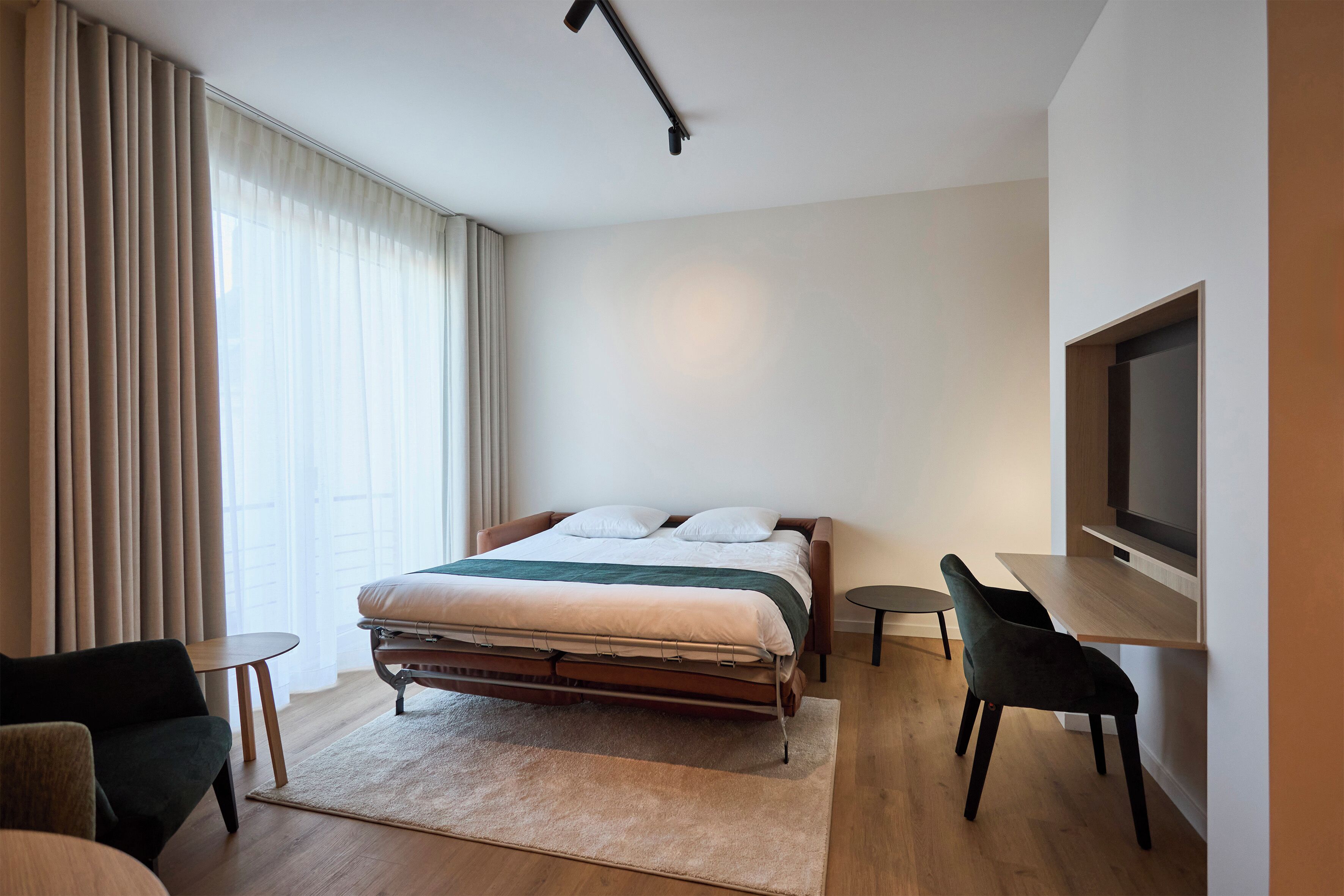 Superior appartement | Woonruimte | Een 43-inch smart-tv met kabelzenders, Netflix en streamingdiensten