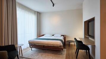 Superior appartement | Woonruimte | Een 43-inch smart-tv met kabelzenders, Netflix en streamingdiensten