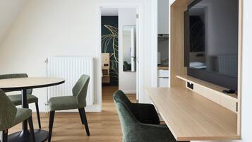 Appartement | Woonruimte | Een 43-inch smart-tv met kabelzenders, Netflix en streamingdiensten