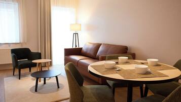 Superior appartement | Woonruimte | Een 43-inch smart-tv met kabelzenders, Netflix en streamingdiensten