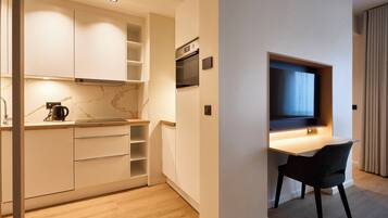 Superior appartement | Privékeuken | Een koelkast, een microgolfoven, een oven, een kookplaat