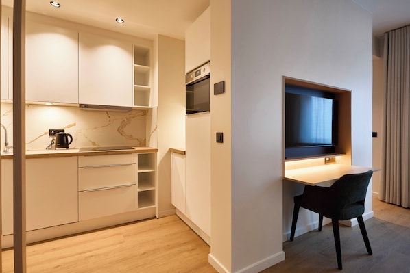 Superior Apartment | Private kitchen | Fridge, microwave, oven, stovetop