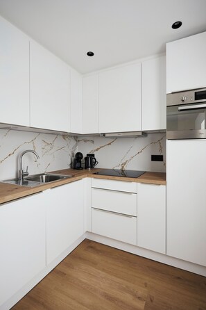 Family Apartment | Private kitchen | Fridge, microwave, oven, stovetop