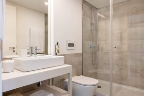 Douche, sèche-cheveux, serviettes fournies