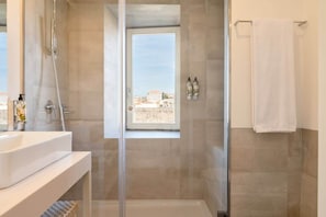 Shower, hair dryer, towels, shampoo - Fervença Boutique Palace 18 by HostWise (Vila Nova de Gaia)