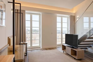 TV - Fervença Boutique Palace 18 by HostWise (Vila Nova de Gaia)