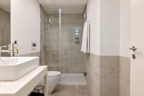 Dusch, hårtork, handdukar och schampo