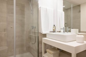 Shower, hair dryer, towels, shampoo - Chic Palace Duplex w/ Balcony by HostWise (Vila Nova de Gaia)