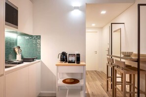 Geladeira, micro-ondas, fogão, cooktop