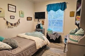 3 bedrooms, iron/ironing board, free WiFi, bed sheets - 5.46 Acres, Fire Pit, Hammock, Gourmet Kitchen (North)