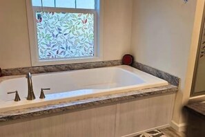 Shower - 5.46 Acres, Fire Pit, Hammock, Gourmet Kitchen (North)