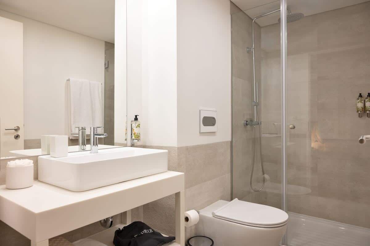 Dusche, Haartrockner, Handtücher, Shampoo