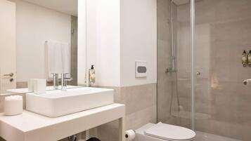 Dusche, Haartrockner, Handtücher, Shampoo