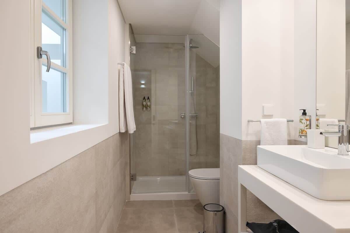 Shower, hair dryer, towels, shampoo