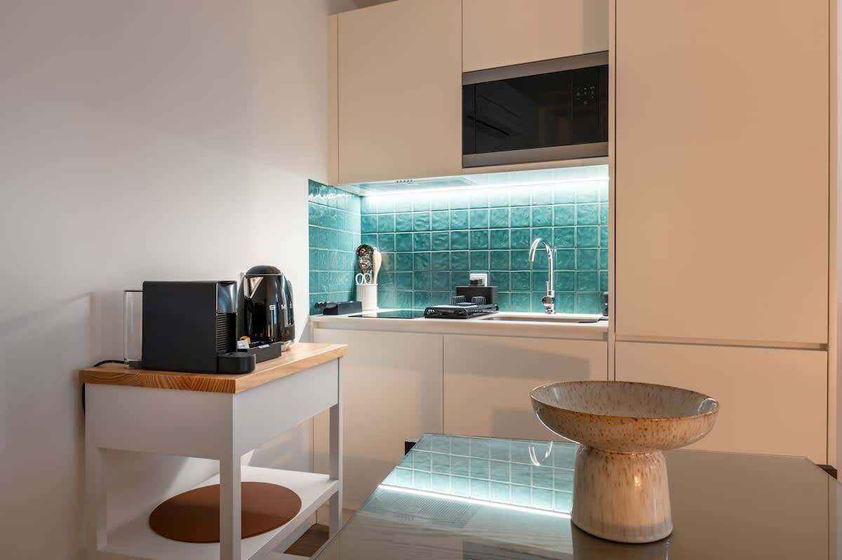 Coffee/tea maker, fridge, microwave, oven