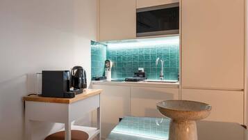Coffee/tea maker, fridge, microwave, oven