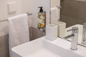 Dusche, Haartrockner, Handtücher