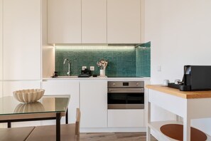 Fridge, microwave, oven, stovetop - Fervença Boutique Palace 8 by Host Wise (Vila Nova de Gaia)