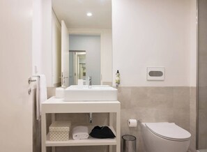 Een douche, een haardroger, handdoeken