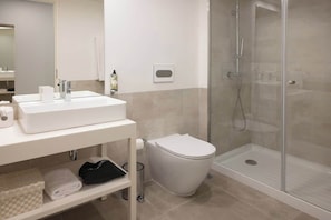 Shower, hair dryer, towels, shampoo - Fervença Boutique Palace 8 by Host Wise (Vila Nova de Gaia)