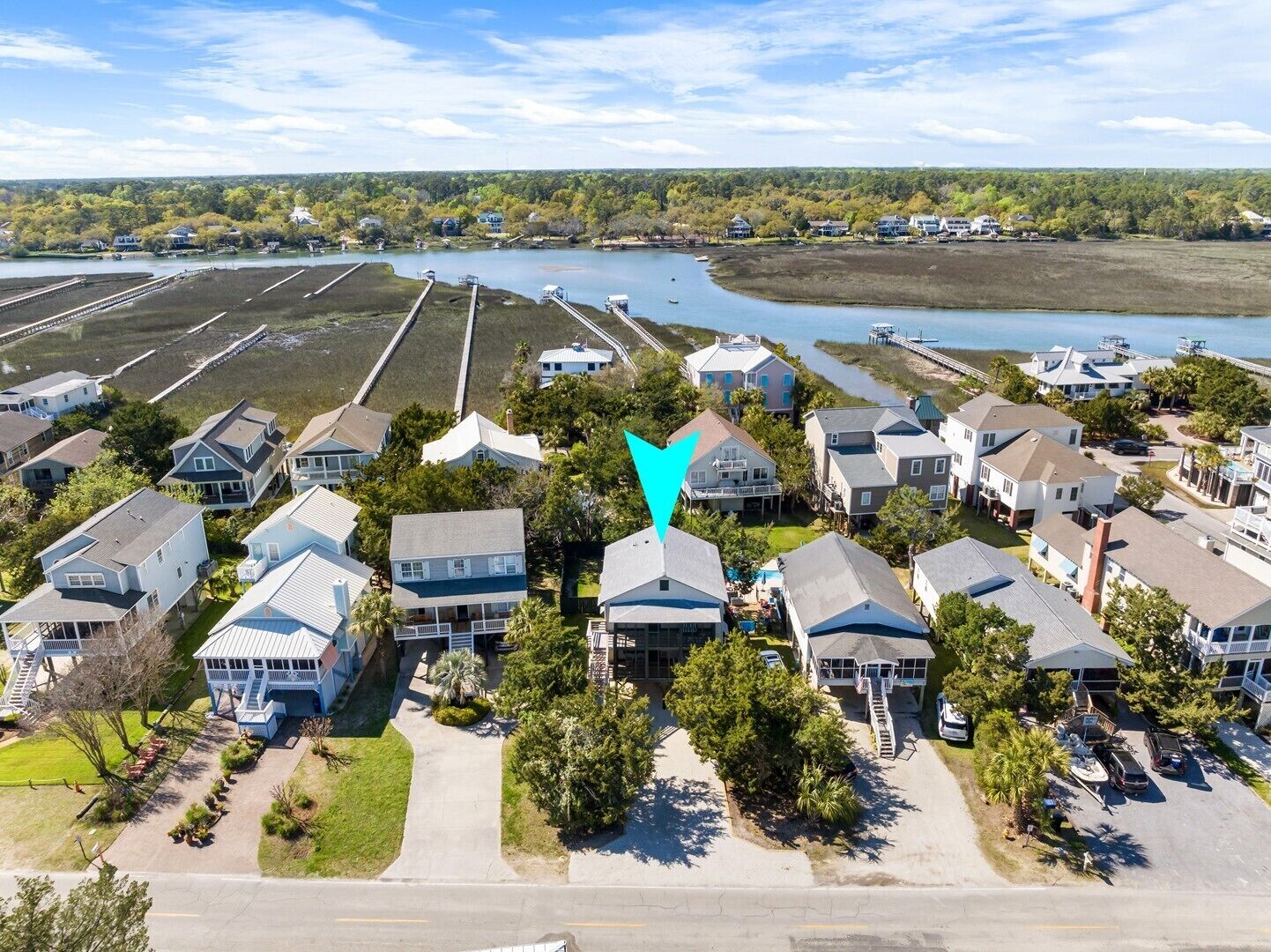 Second Row Beach House, 2 Kitchens, 2 Screened Porches, Easy Walk to Beach