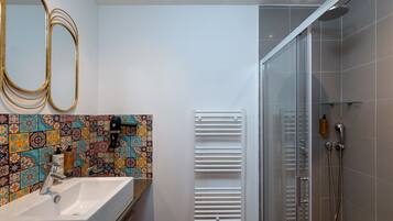 Een douche, milieuvriendelijk toiletgerief, een haardroger, handdoeken