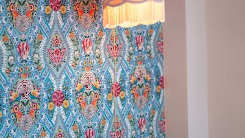 1 slaapkamer, een bureau, een strijkplank/strijkijzer, reisbedje