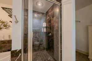 Douche, sĂšche-cheveux, serviettes fournies, savon