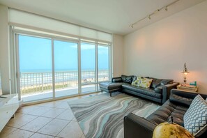 Smart TV, table football, books, offices - Neptunes Tide (South Padre Island)