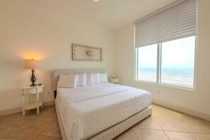 Desk, iron/ironing board, travel cot, free WiFi - Neptunes Tide (South Padre Island)