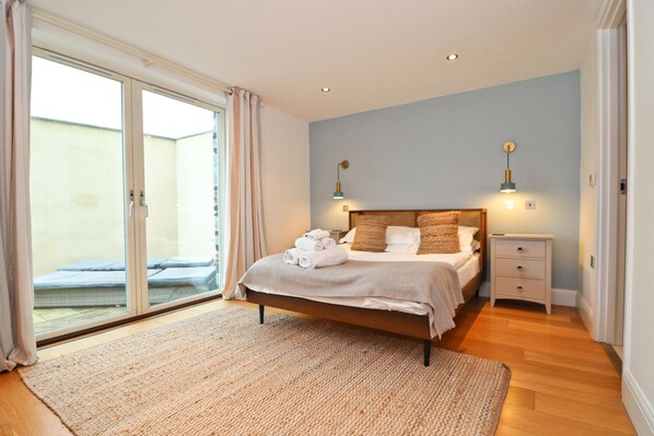 2 bedrooms, iron/ironing board, free WiFi, bed sheets - Spacious ground floor apartment with patio garden, just metres from the beach. (Padstow)