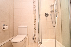 Shower, hair dryer, towels - Spacious ground floor apartment with patio garden, just metres from the beach. (Padstow)
