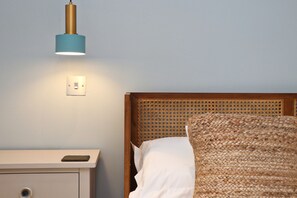 2 bedrooms, iron/ironing board, free WiFi, bed sheets - Spacious ground floor apartment with patio garden, just metres from the beach. (Padstow)