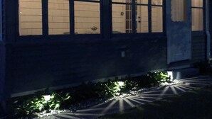 Una casa con ventanas amplias y una puerta a la vista.