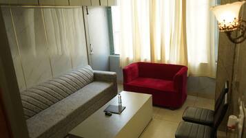 Premium Room, City View | Living area