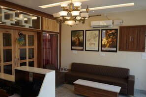 Lobby sitting area - Maharaja Hotel and Restaurant (Ratia)