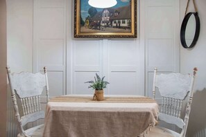 Dining - Sweet Rose Cottage - Romantic Getaway! (Omaha)