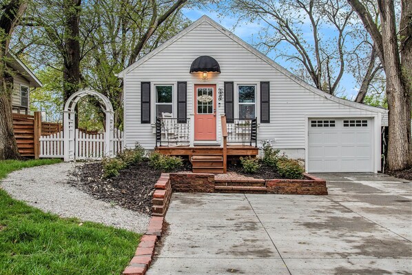 Exterior - Sweet Rose Cottage, w/ Hot tub - Romantic Getaway! (Omaha)