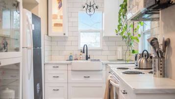 Réfrigérateur, micro-ondes, four, plaque de cuisson