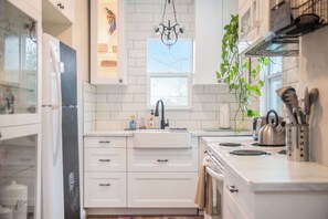 Fridge, microwave, oven, stovetop - Sweet Rose Cottage, w/ Hot tub - Romantic Getaway! (Omaha)