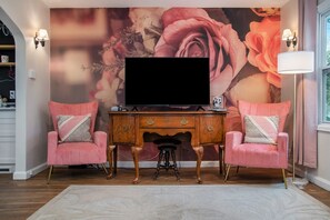 Interior - Sweet Rose Cottage, w/ Hot tub - Romantic Getaway! (Omaha)