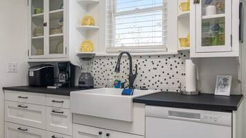 Kylskåp, mikrovågsugn, ugn och spishäll