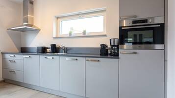 Coffee/tea maker, fridge, microwave, oven