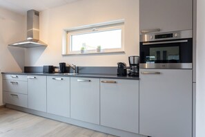 Wasserkocher mit Kaffee-/Teezubehör, Kühlschrank, Mikrowelle, Ofen