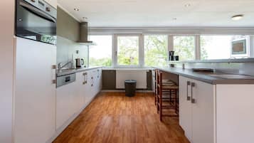 Een koelkast, een magnetron, een oven, een kookplaat