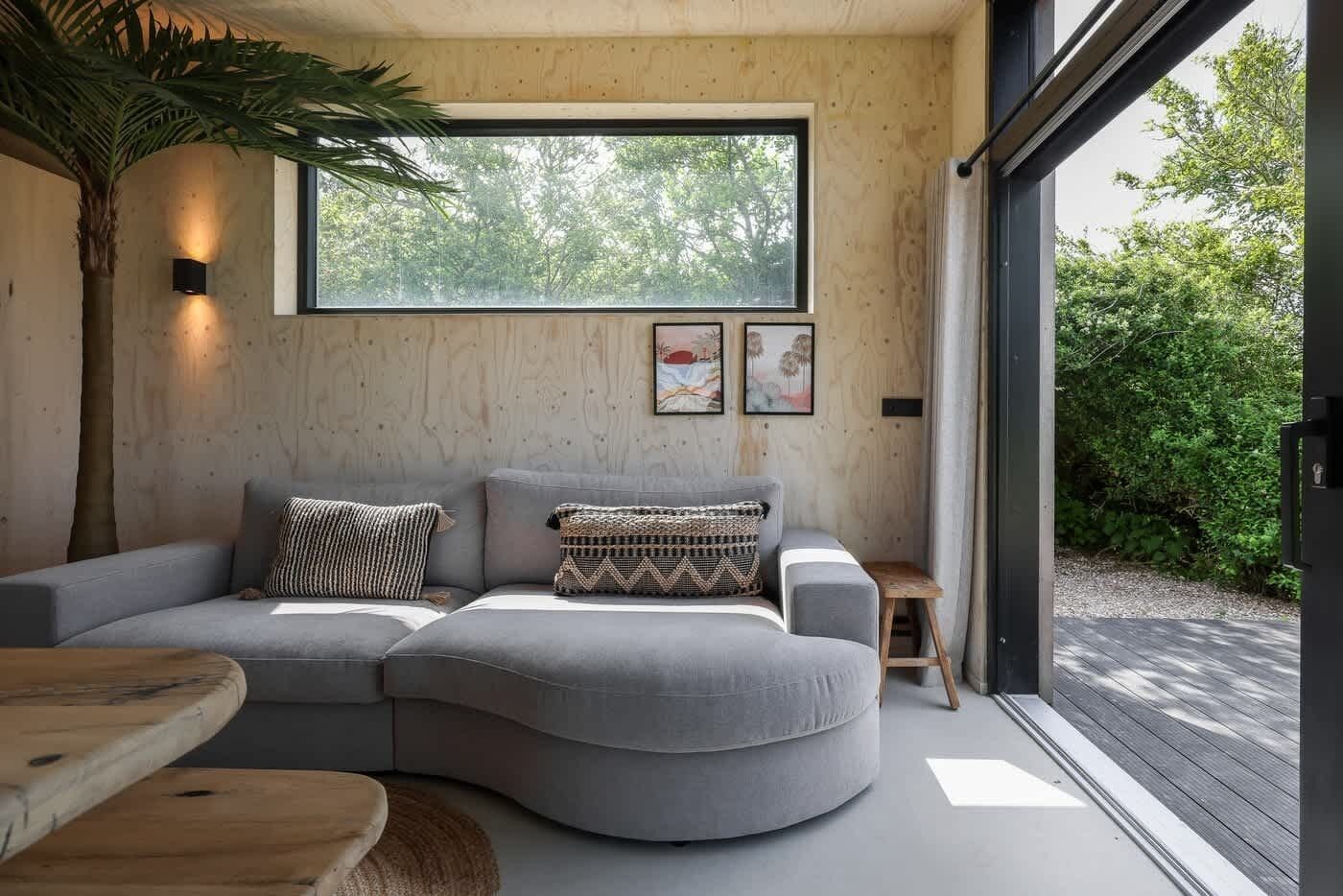 Een televisie en boeken