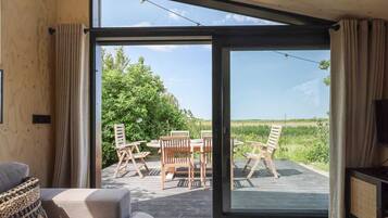 Een televisie en boeken