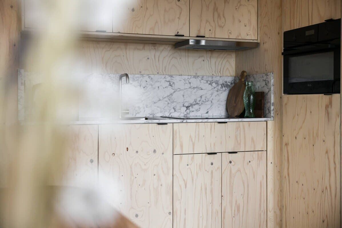 Een koelkast, een magnetron, een oven, een kookplaat