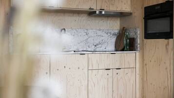 Een koelkast, een magnetron, een oven, een kookplaat