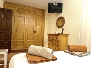 3 bedrooms, iron/ironing board, WiFi, bed sheets - EDMUNDO house with pool next to the beach (AN)